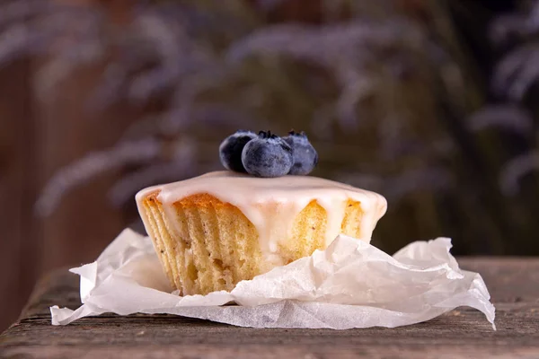 Muffin with bluberry decorated with lavender on rustic old woode — Stock Photo, Image