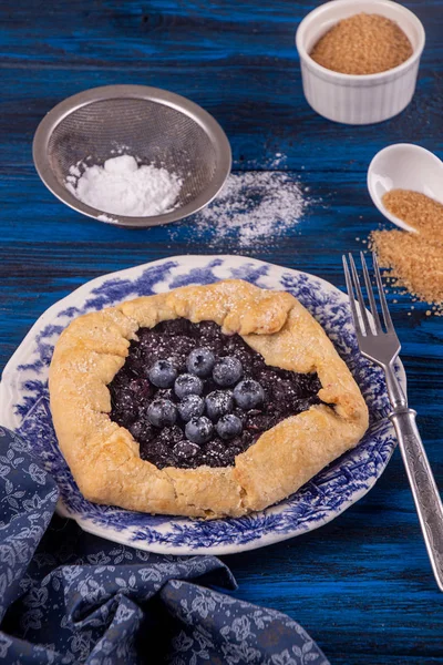 Summer sweet pie cake galette with  blueberry deep blue wooden b — Stock Photo, Image