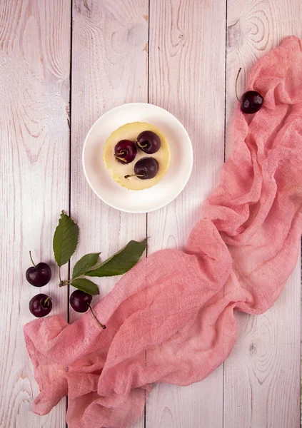 Pequena porção de chessecake decorado com cerejas doces sobre em w — Fotografia de Stock