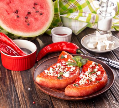 Beyaz peynir, biber ve nane ile ızgara karpuz. Barbekü 