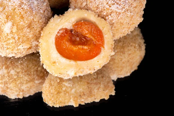 Østrigske og tjekkiske søde dessert knedles abrikos dumplings med - Stock-foto