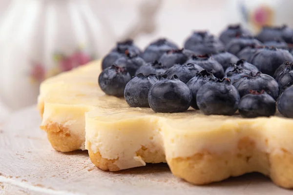 Homemade cheesecake decorated with blueberry. Close up — Stock Photo, Image
