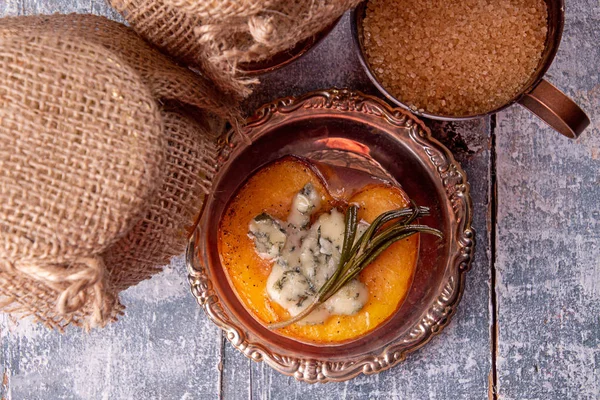 Pesca alla griglia ripiena di formaggio blu dorblu e rosmarino — Foto Stock