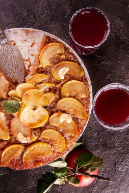 Fransız tatlı pasta tart tatin elma kek baş aşağı gri üzerinde