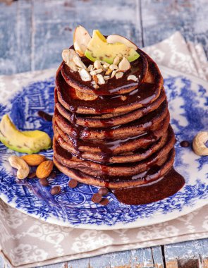 Vegan krep kakao ve tarih şurubu ile avokado tabanlı. Vegan o