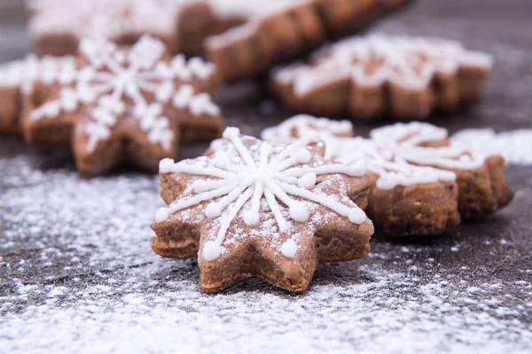 Christmas New Yeargingerbread cookies on sugar powder background — Stock Photo, Image