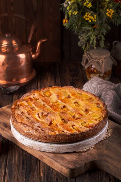 木製の錆の上にホワイトボードに桃と自家製の甘いパイケーキ — ストック写真