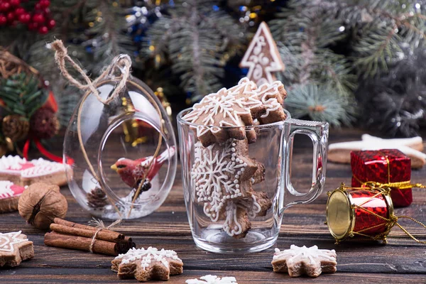 Galletas de jengibre forma de copo de nieve en vidrio. Navidad Año Nuevo — Foto de Stock