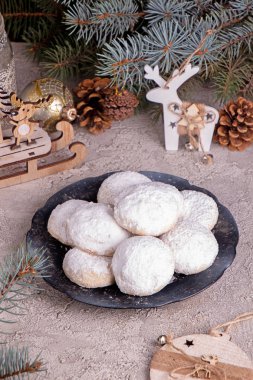 Geleneksel Noel kurabiyeleri, kartopu kaplı bisküviler.