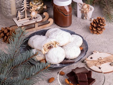 Geleneksel Noel kurabiyeleri, kartopu kaplı bisküviler.