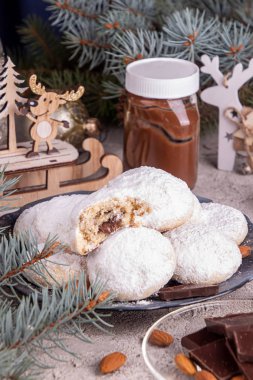 Geleneksel Noel kurabiyeleri, kartopu kaplı bisküviler.