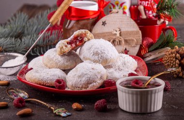Geleneksel Noel kurabiyeleri, kartopu kaplı bisküviler.