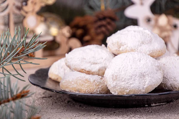 Biscuits de Noël traditionnels biscuits boules de neige givrage couvert s — Photo