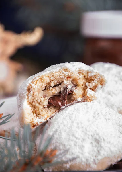 Traditionele kerstkoekjes koekjes sneeuwballen bedekt glazuur s — Stockfoto