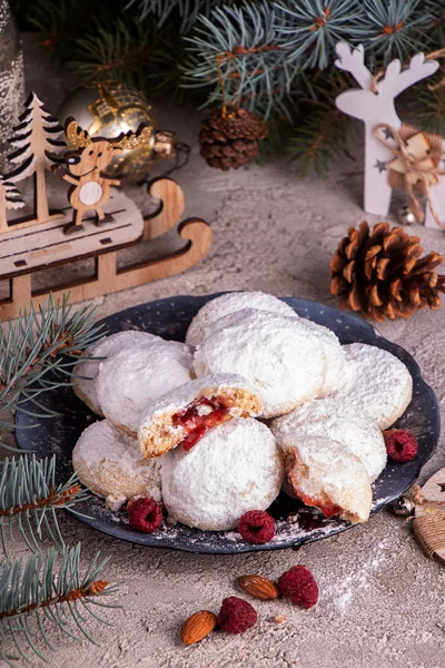 Galletas de Navidad tradicionales galletas bolas de nieve cubiertas de hielo s —  Fotos de Stock