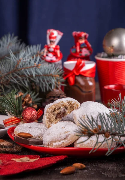 Traditionelle Weihnachtsplätzchen Kekse Schneebälle bedeckt Zuckerguss s — Stockfoto