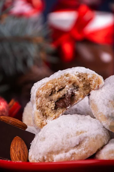 Biscuits de Noël traditionnels biscuits boules de neige givrage couvert s — Photo