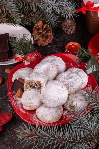 전통적 인 크리스마스 쿠키 비스킷 폭설로 덮여 있는 — 스톡 사진