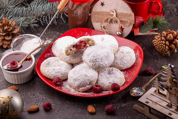 Galletas de Navidad tradicionales galletas bolas de nieve cubiertas de hielo s —  Fotos de Stock