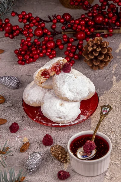 Tradycyjne ciasteczka świąteczne ciasteczka śnieżne pokryty lukier s — Zdjęcie stockowe