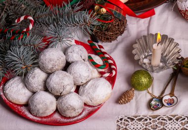 Geleneksel Noel bademi çikolatalı kartopu kurabiyesi bisküvisi