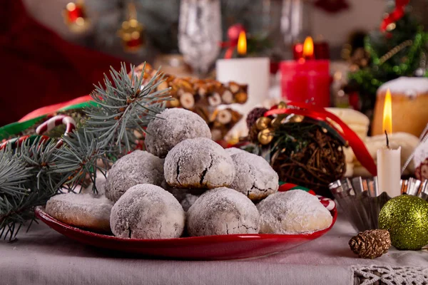 Hagyományos karácsonyi mandula csokoládé hógolyó cookie-k keksz — Stock Fotó