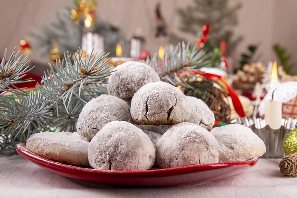 Geleneksel Noel bademi çikolatalı kartopu kurabiyesi bisküvisi