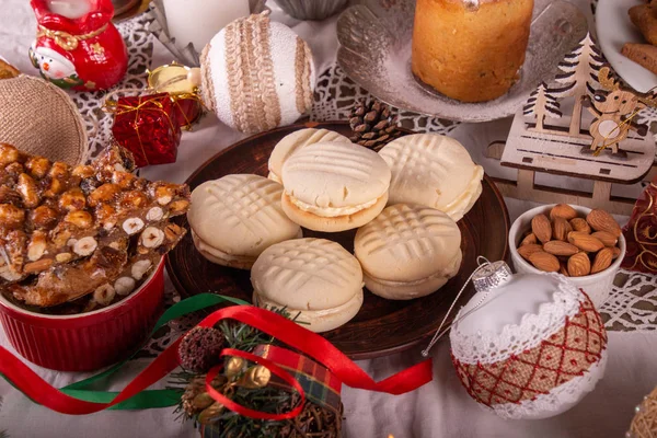 Traditionelle Weihnachtsplätzchen Kekse schmelzen Momente und panfo — Stockfoto