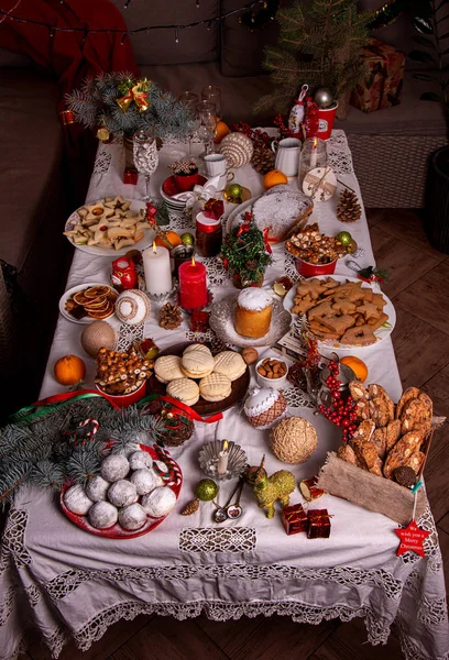 Heiligabend feiern. traditionelle Weihnachtsgebäck Plätzchen — Stockfoto