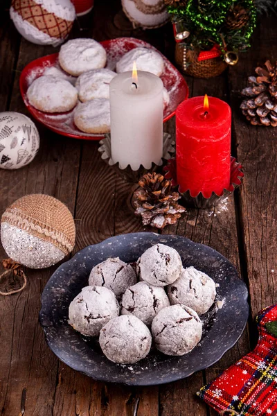 Biscotto tradizionale di mandorle natalizie con palle di neve al cioccolato — Foto Stock