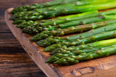 Bir sıra haşlanmış taze organik yeşil kuşkonmaz.. 