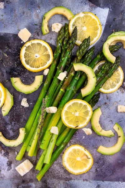 Flache Komposition Aus Blanchiertem Grünem Spargel Zitronen Und Avocadoscheiben Käse — Stockfoto