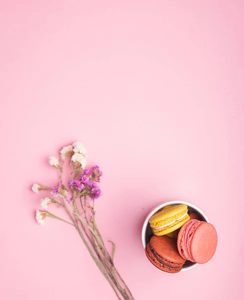 Macarons Coloridos Tigela Flores Sobre Fundo Macio Rosa Espaço Cópia — Fotografia de Stock