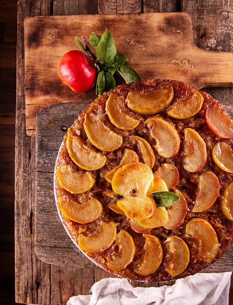 Französisch Süße Torte Tatin Apfelkuchen Auf Den Kopf Gestellt Und lizenzfreie Stockfotos