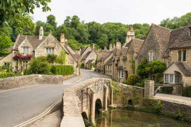 Combe Kalesi, Wiltshire, İngiltere. Bybrook Nehri üzerindeki köprü