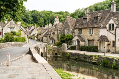 Castle Village Combe, Wiltshire, İngiltere. Nehir Bybrook üzerinde köprü