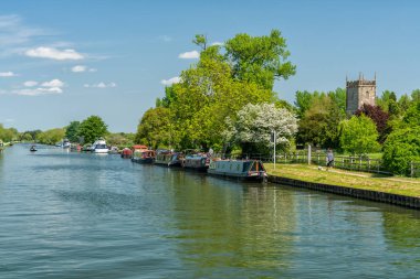 Keskinlik Manzarası - Arka planda Aziz Meryem Kilisesi olan Gloucester Kanalı, Severn, Gloucestershire, İngiltere Frampton