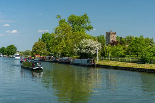 Keskinlik Manzarası - Arka planda Aziz Meryem Kilisesi olan Gloucester Kanalı, Severn, Gloucestershire, İngiltere Frampton