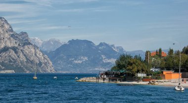Bardolino, Italya yakınındaki Garda Gölü genelinde görünüm