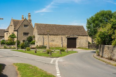 Hillesley, Gloucestershire, Ingiltere Cotswold köyü. Kavşak görünümü, Savaş Anıtı. ve 18th Century ahır.