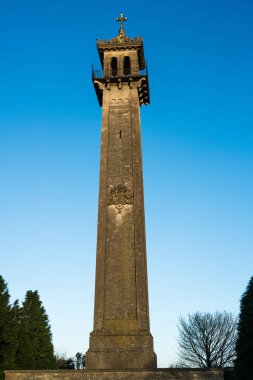 Hawkesbury Upton 'da Somerset Anıtı. Bu 1846 yılında Lord Edward Somerset, Waterloo Muharebesi 'nde Ingiliz Süvari liderliğindeki bir anıt olarak inşa edilmiştir.