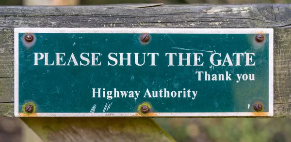 Please Shut Gate Sign Cotswolds Gloucestershire Inglaterra Reino Unido — Fotografia de Stock