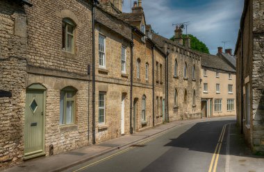 Dar sokaklarında Cotswold Köyü Minchinhampton, Gloucestershire, İngiltere