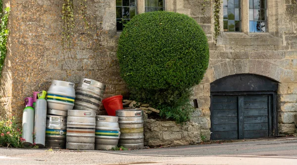 Barili Birra Vuoti Fuori Dal Pub Inglese — Foto Stock