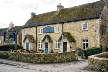 Kedi ve muhallebi Pot kamu house: Shipton Moyne, Cotswolds, Gloucestershire, İngiltere 
