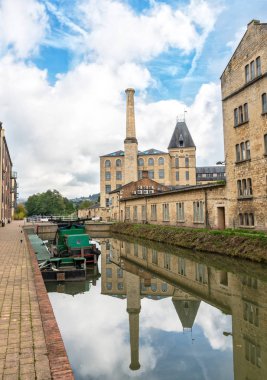 Geri yüklenen Stroudwater kanal Ebley Mills, Stroud, İngiltere'de çalışan