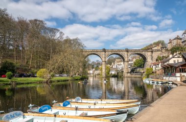 Knaresborough, River Nidd ve demiryolu viyadüğü ile, Yorkshire, İngiltere