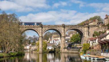 Knaresborough, River Nidd ve demiryolu viyadüğü ile, Yorkshire, İngiltere