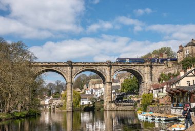 Knaresborough, River Nidd ve demiryolu viyadüğü ile, Yorkshire, İngiltere