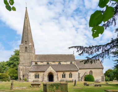 Bisley'deki All Saints kilisesi, Gloucestershire, Birleşik Krallık'ta pitoresk bir Cotswold köyü